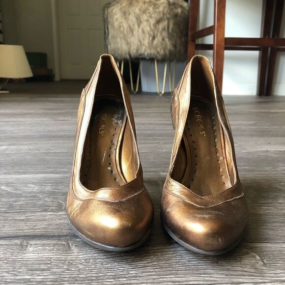 2/$20 BCBGirls Bronze Round Toe Pump, 5.5 - Picture 3 of 8